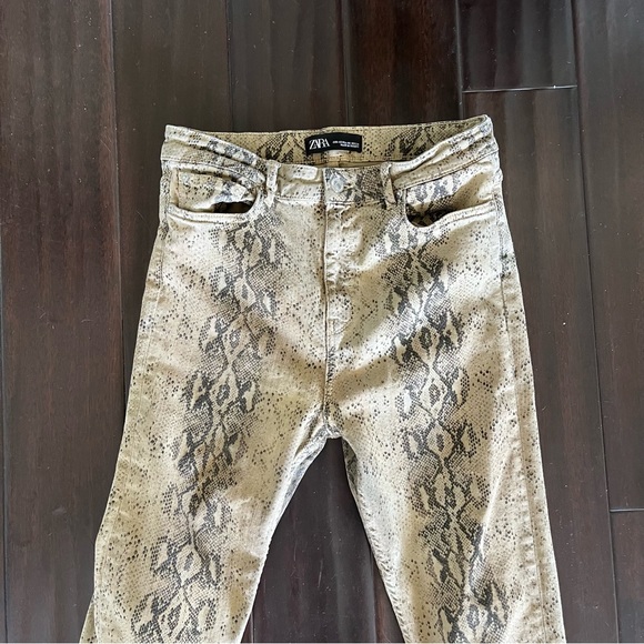 Zara Snake Print High Rise Jeans Size 8 - Picture 2 of 4